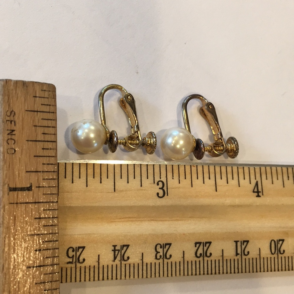 Vintage Clip on faux pearl earring, gold hardware - Picture 3 of 5